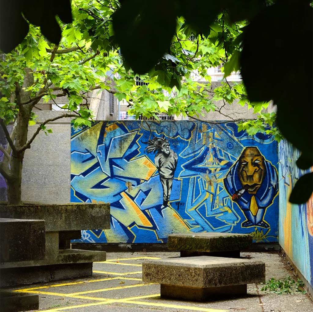 Blaues Graffiti mit 2 Charactern