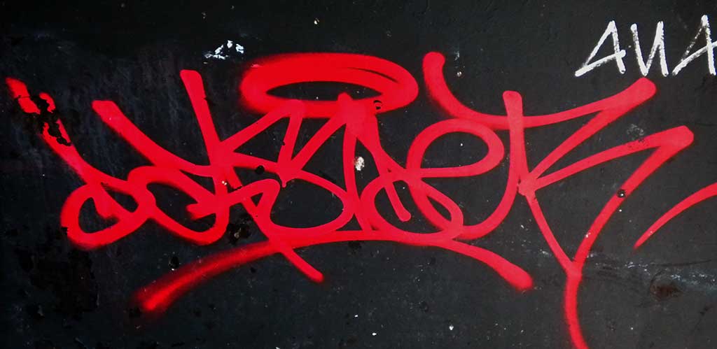 Roter Graffiti-Tag in Paris
